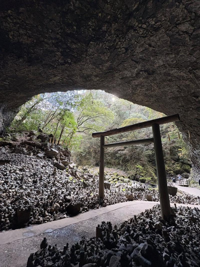 天照大神をどうやって岩戸から出すか、協議した洞窟