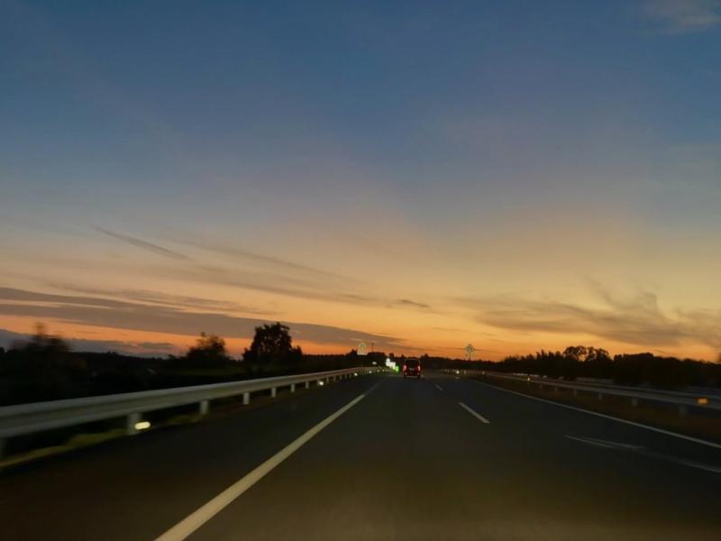宮崎空港への道は、電線があまりありません。空が広いです。