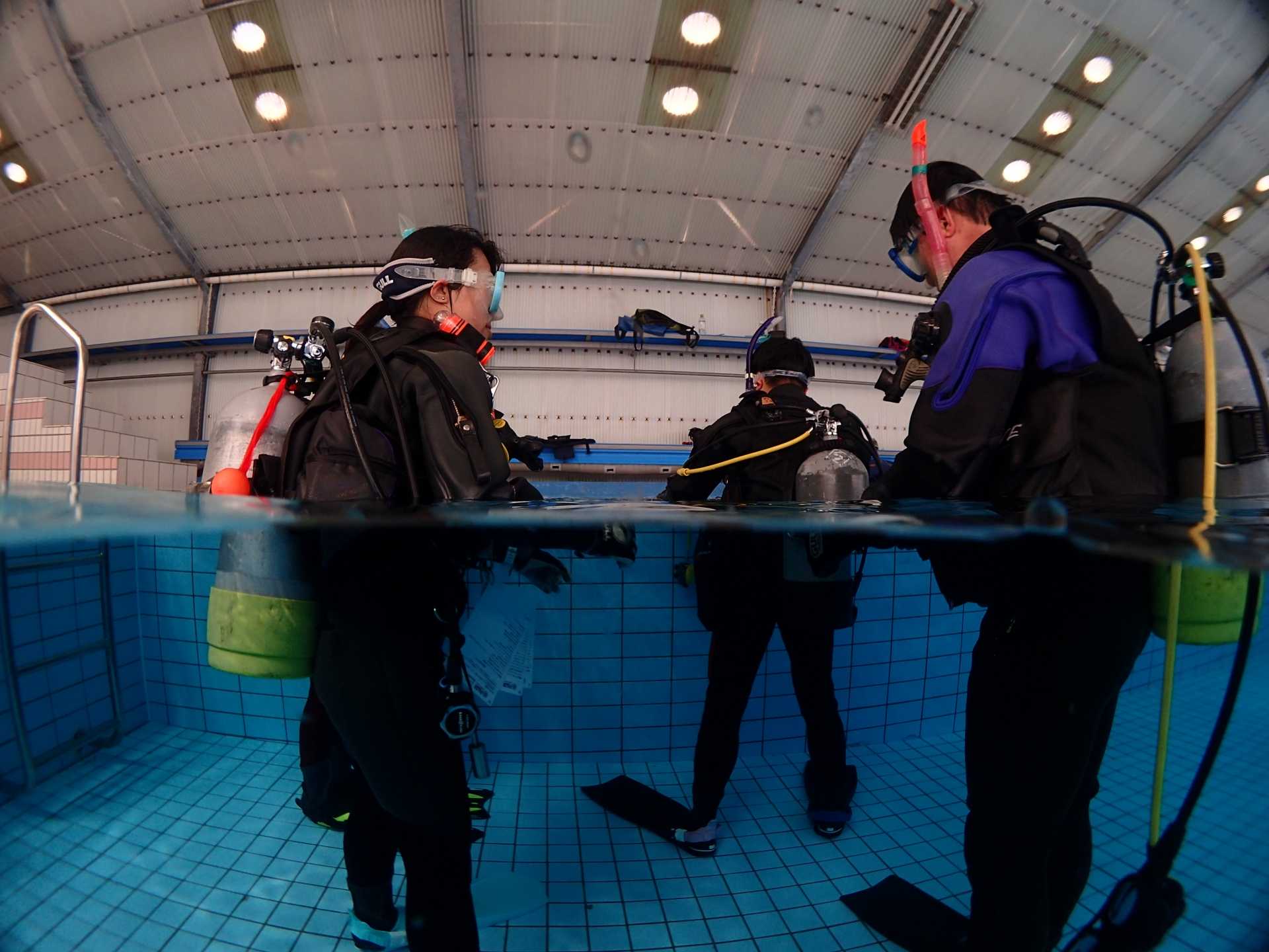 プールでリフレッシュスキューバダイビング